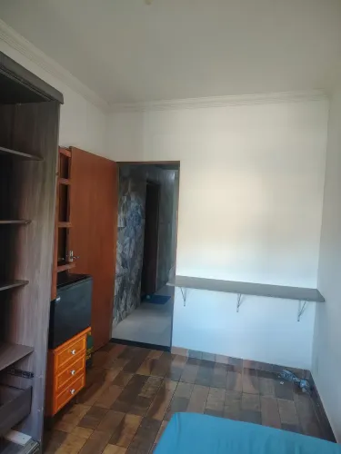 Alugo suíte,QUARTO E BANHEIRO