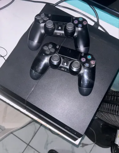Playstation 4 (Perfeito estado, com dois controles, jogos em mídia digital)