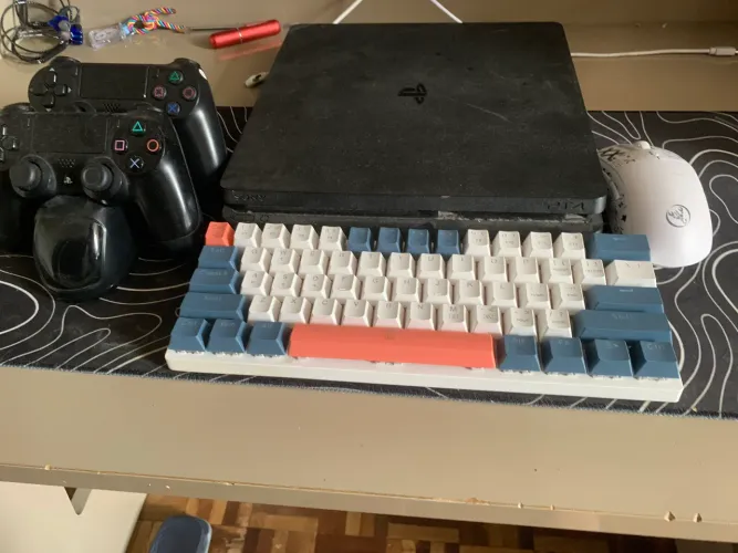 PS4 junto com teclado mecânico, mousepad, mouse(Bluetooth)e dois controles