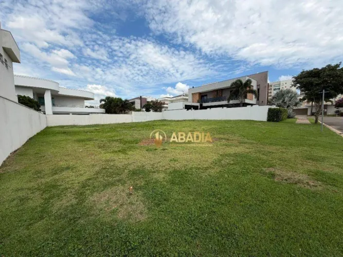 Terreno a venda de 675m² no Condominio Villa Bella Florença