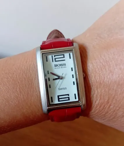 Relógio vintage Hugo Boss, pulseira vermelha