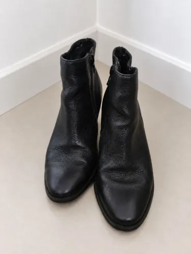 Bota preta salto grosso