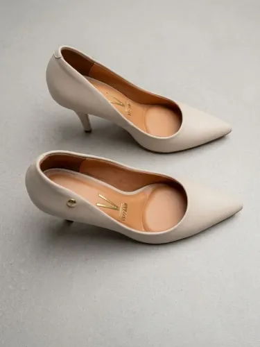 Vendo sapato scarpin,usado poucas vezes,T:38, não fazemos entrega.