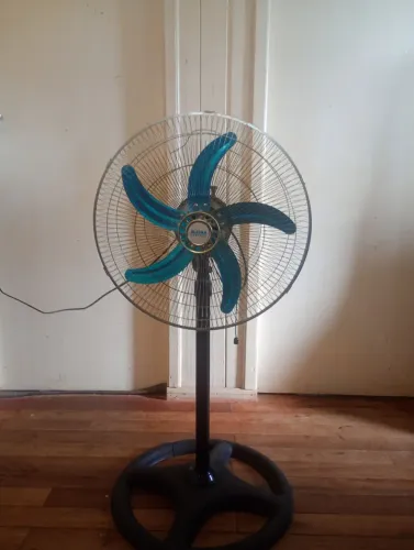 VENTILADOR ALASKA 3 VELOCIDADES, 5 PÁS, ALTURA E INCLINAÇÃO AJUSTÁVEIS. 3 MESES DE USO.