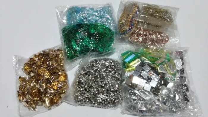 Lote de material para artesanato enfeites apliques.