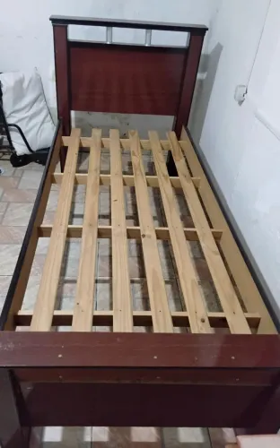Cama de solteiro sólida e bem conservada