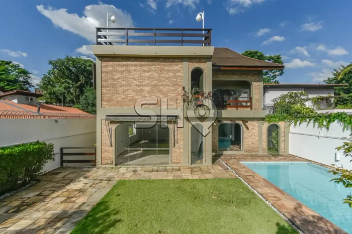 Casa na Vila Madalena com 560 m² sendo 5 dormitórios , 3 suítes, 6 vagas e piscina