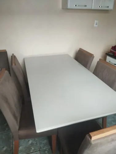 Mesa com seis cadeiras