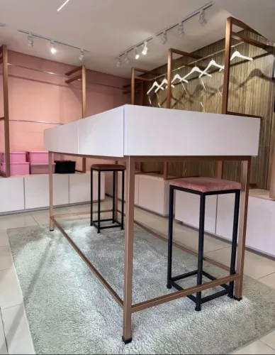 OPORTUNIDADE: Lote Completo de Móveis Planejados Premium e Iluminação para Loja