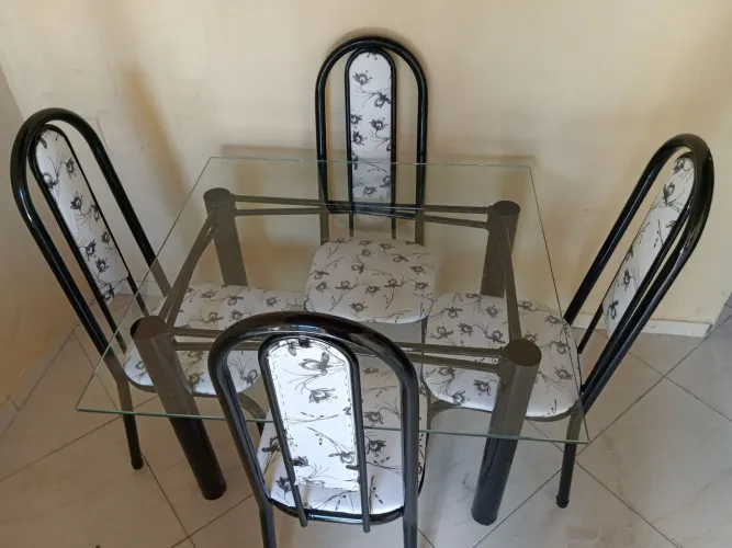 vendo mesa de vidro com as 4 cadeiras faço entrega