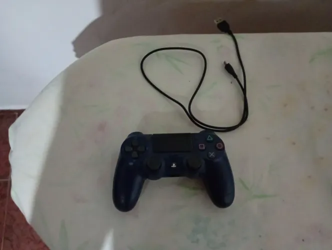 Controle de ps4 original usado com cabo original do controle, controle conservado e funcio