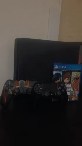 PS4 Slim 1TB + 2 Controles + Jogos