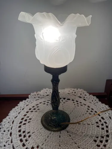 Abajur bronze com cúpula de vidro.