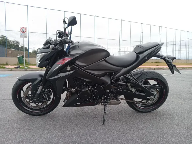 Moto fino trato só roda em rodovia viagem