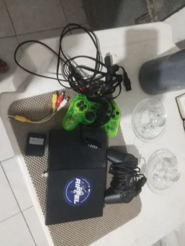 Play station 2 dois controles um memóri card um pendrive