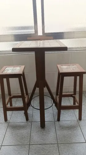 Jogo de Mesa Alta Bistrô em Madeira maciça com 2 Banquetes e Azulejo