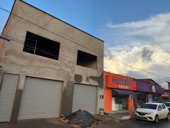 Alugo pontos comerciais no piso inferior e salão comercial no piso superior