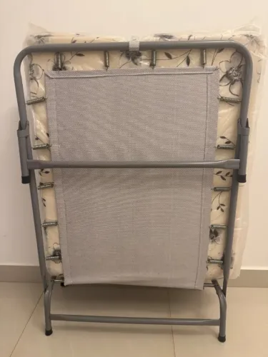 Cama dobrável com colchão