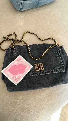 bolsa jeans com corrente e brinde hidratante labial