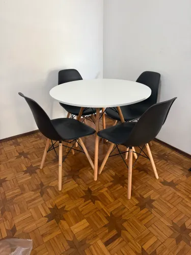 Mesa de Jantar com Cadeiras