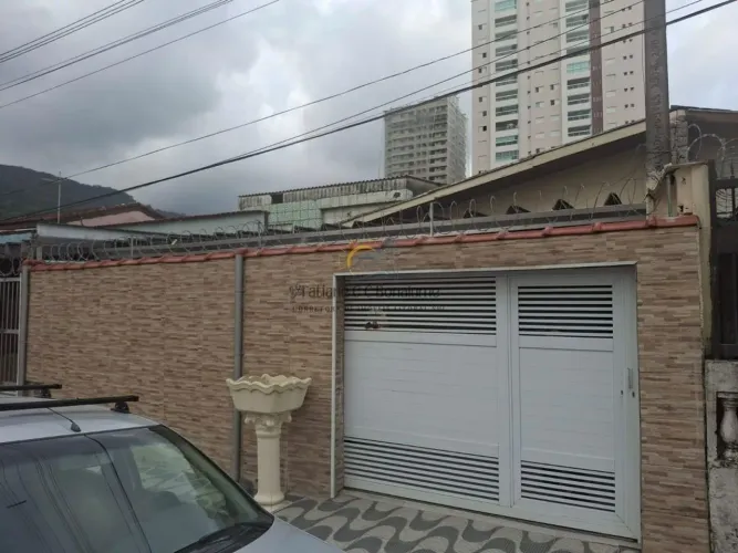 Casa à Venda em Mongaguá Centro, 2 Suítes, 125m²  R$425mil