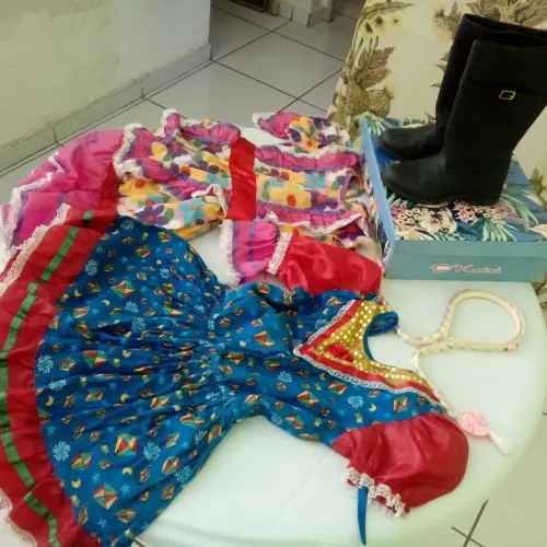 2 vestido de festa junina mais trança mais bota número 29 troco por algo do meu interesse 