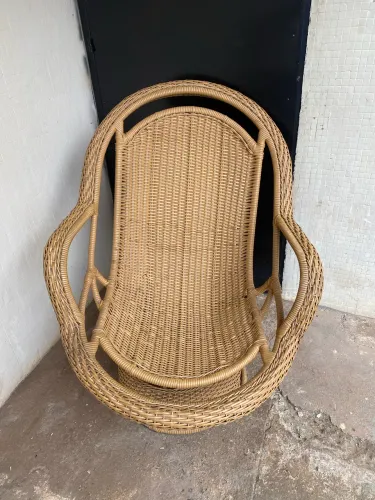 Poltrona giratória em ratan sintético 