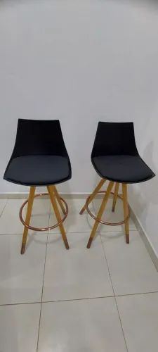Banquetas detalhes em bronze