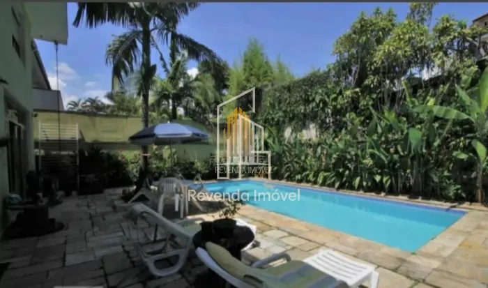 Casa Sobrado à venda no Jardim Morumbi de 480m² 4 dormitórios sendo 4 suítes e 3 vagas de 