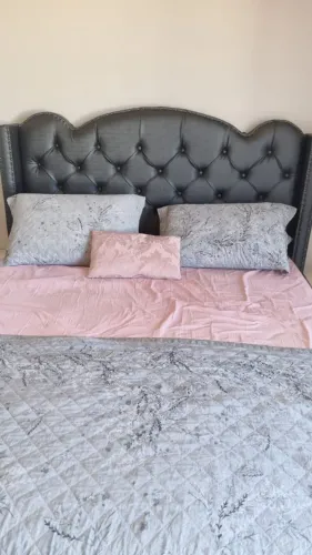 Cabeceira estofada para cama Queen 1,60m de largura tecido courino factor chumbo