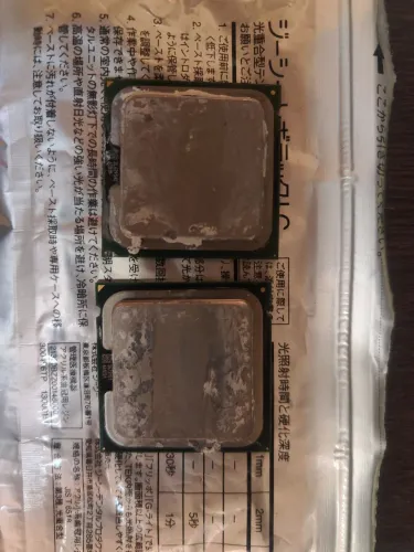 Dois processadores um Intel Pentium 4 e outro Pentium dual-core