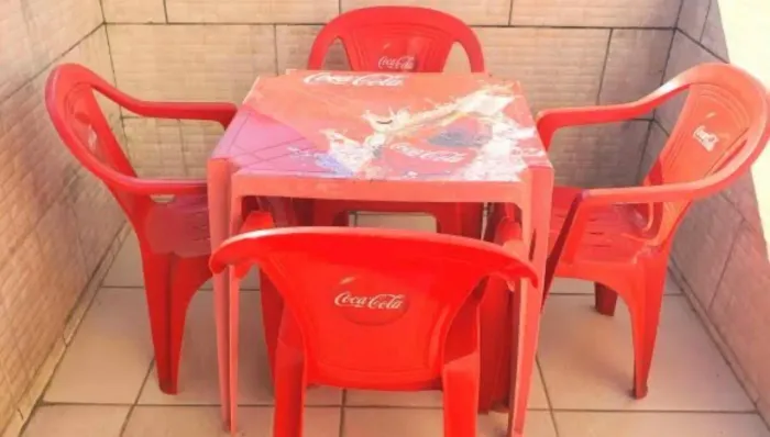 Vendo Mesa com 4 cadeiras