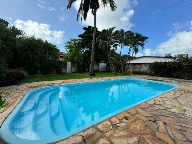 Casa com 3 quartos, terraço amplo, espaço gourmet, piscina, a poucos minutos da praia, por