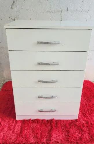 Cômoda branca com 5 gavetas