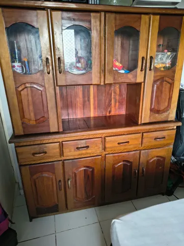 Armário de cozinha semi novo. Madeira Maciça