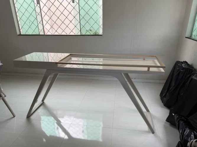 Aparador marca Raiuga em laca off-white com bandeja metálica