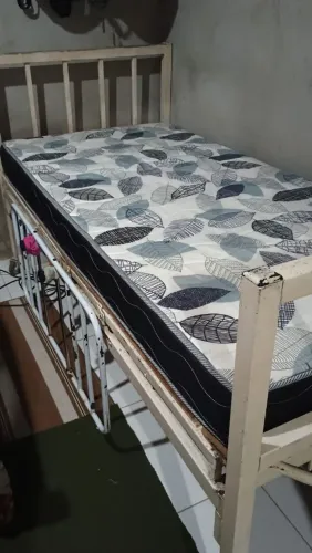 Cama tipo hospitalar