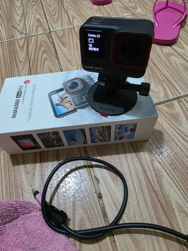 CÂMERA INSTA 360 ACE PRO SEM USO NA CAIXA COM NOTA FISCAL 2.200,00 LEIA