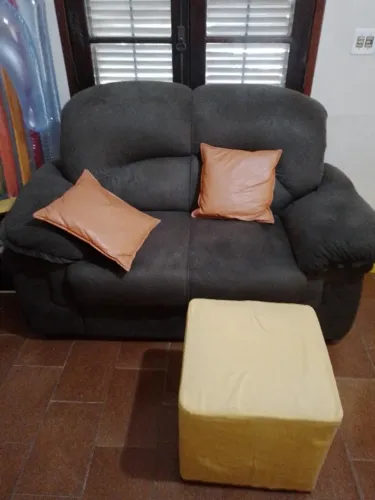   Vendo sofá dois lugares em tecido Suede mais almofadas e Puff, usados