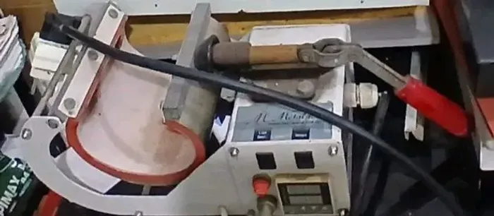 Máquina de estampar canecas