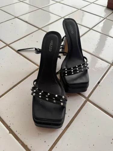 Salto Arezzo preto spikes