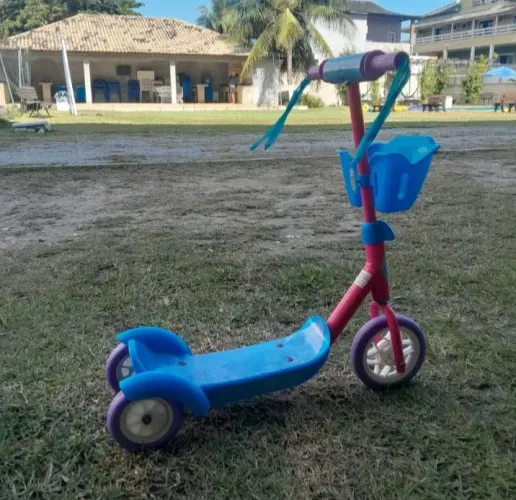 Patinete infantil com cesta