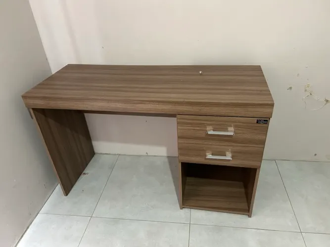 Escrivaninha com cadeira