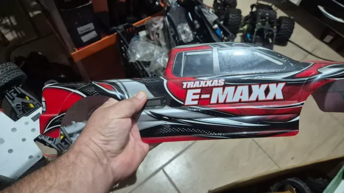 Rc Automodelo bolha Traxxas Emaxx semi nova 