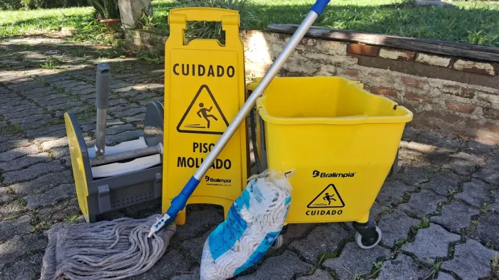 Conjunto de limpeza Bralimpia Doblo 20l amarelo com Mop flex e espremedor e refil