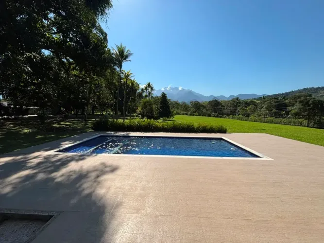 Exclusiva Chácara de 7.200 m² com Vista Panorâmica para a Serra dos Órgãos