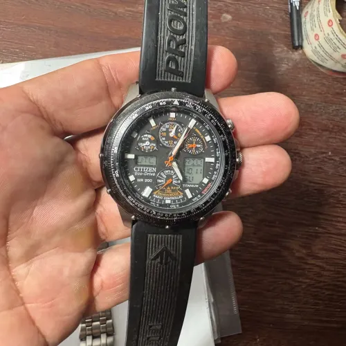 RELÓGIO CITIZEN PROMASTER SKYHAWK TITANIUM COM PULSEIRA DE BORREACHA ORIGINAL INCLUSO