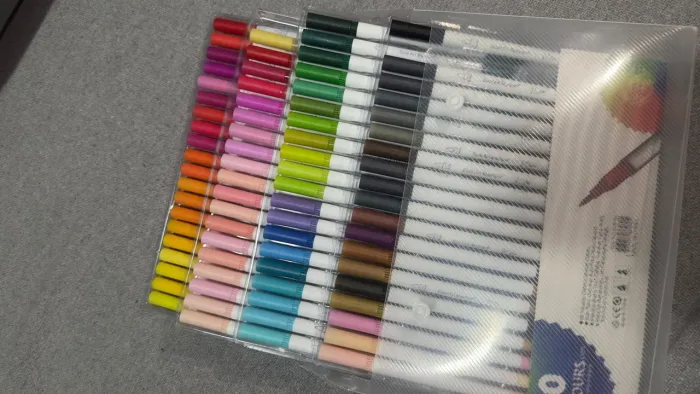kit com 80 canetas ponta dupla Brush
