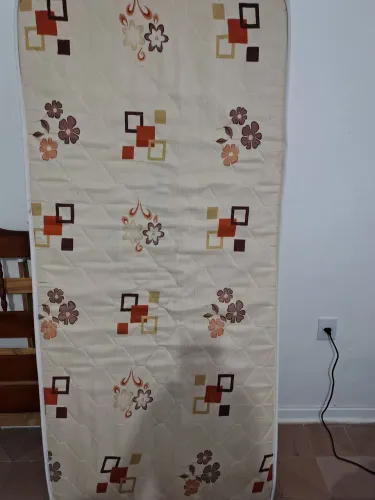 Vendo uma Cama de Solteiro ,com colchão 500 reais