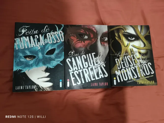 Trilogia feita de fumaça e ossos